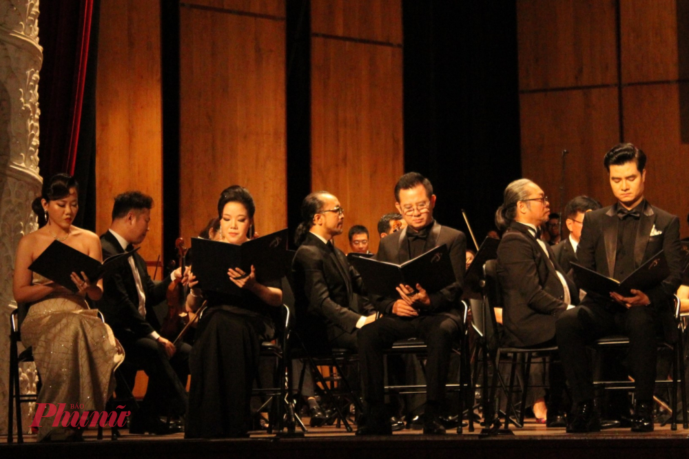 gồm: 4 giọng ca hàng đầu là NSƯT Phạm Khánh Ngọc (Soprano - giọng nữ cao), Phan Hồng Dịu (Mezzo Soprano - giọng nữ trung), Phạm Trang (Tenor - giọng nam cao) và Đào Mác (Baritone - giọng nam trung) cùng Hợp xướng và dàn nhạc HBSO.