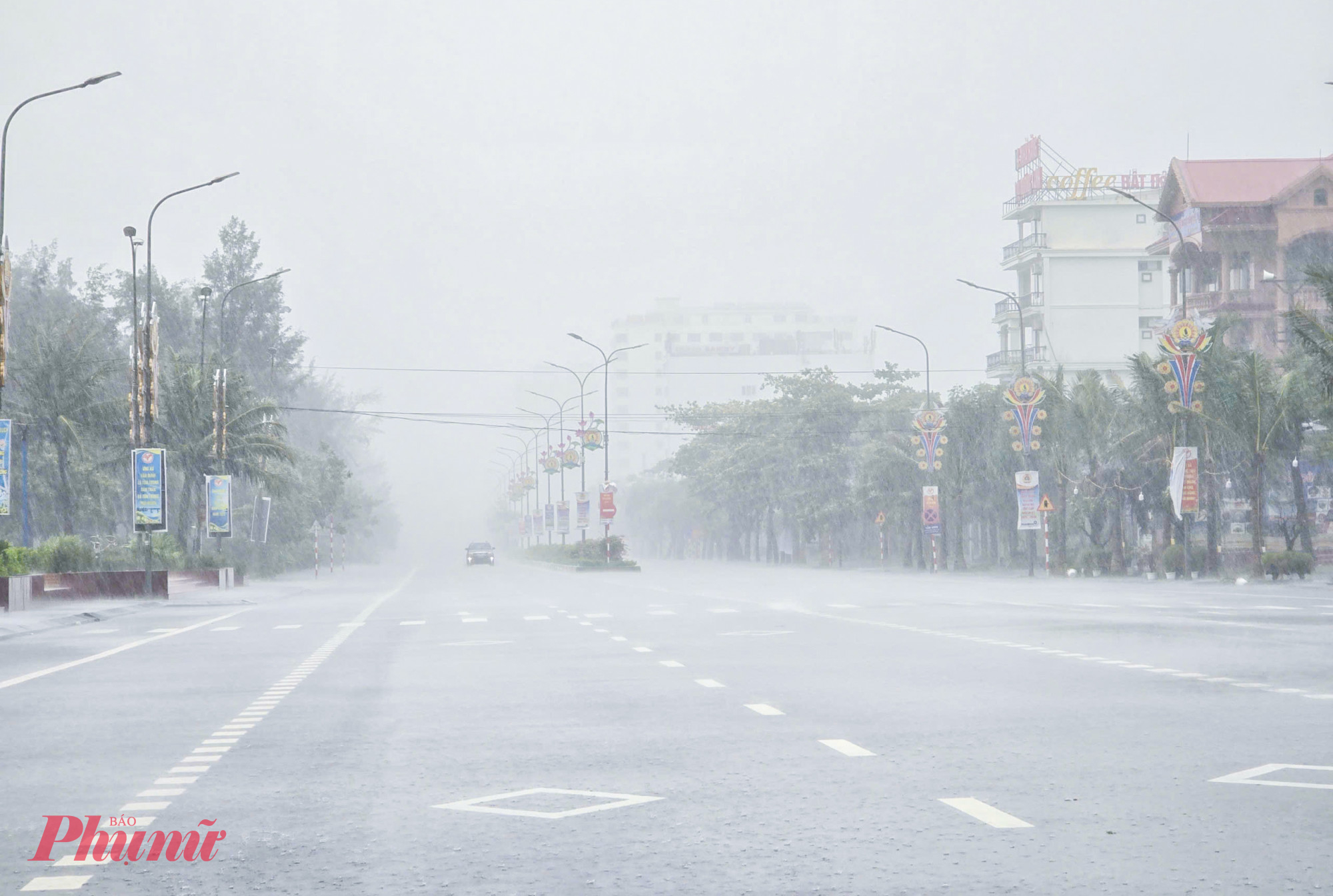 Quảng Trị, Nghệ An kịp thời ứng cứu tàu cá đứt neo, hạn chế người dân ra đường Đến trưa 25/8, các tuyến đường ở biển Cửa Lò đều vắng bóng người và phương tiện.