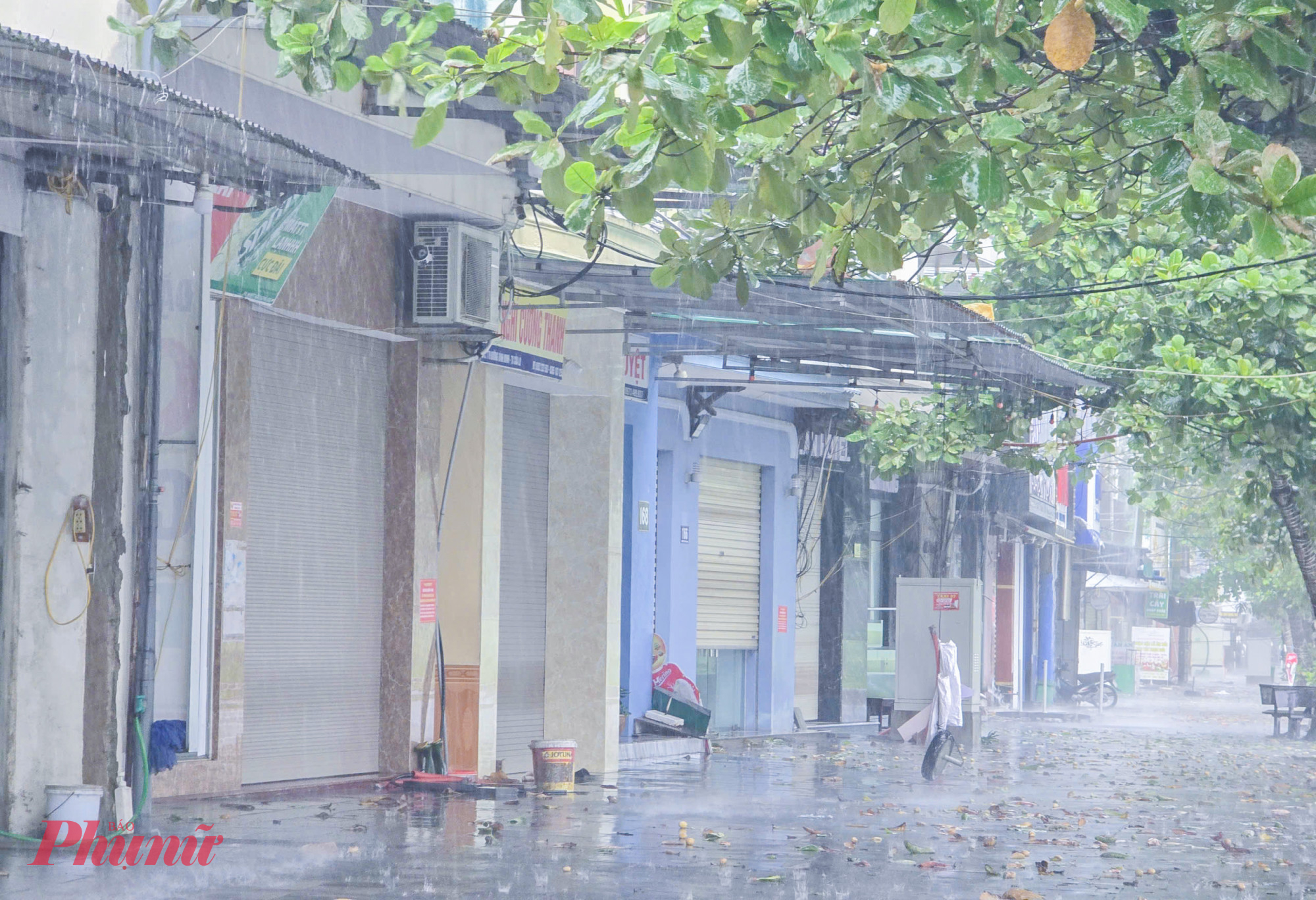 Quảng Trị, Nghệ An kịp thời ứng cứu tàu cá đứt neo, hạn chế người dân ra đường Các nhà hàng, khách sạn đều đóng nghỉ bán, đóng kín cửa.