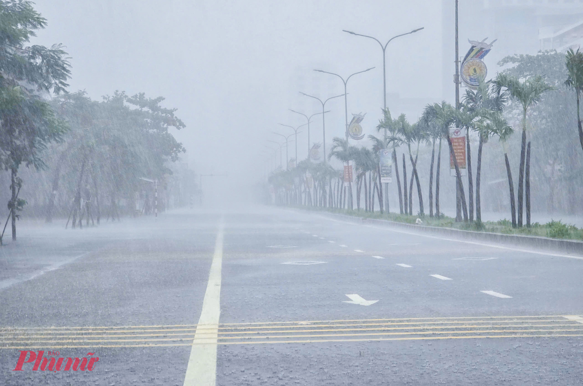 Quảng Trị, Nghệ An kịp thời ứng cứu tàu cá đứt neo, hạn chế người dân ra đường Những đợt mưa lớn liên tục trút xuống kéo dài 15-20 phút.
