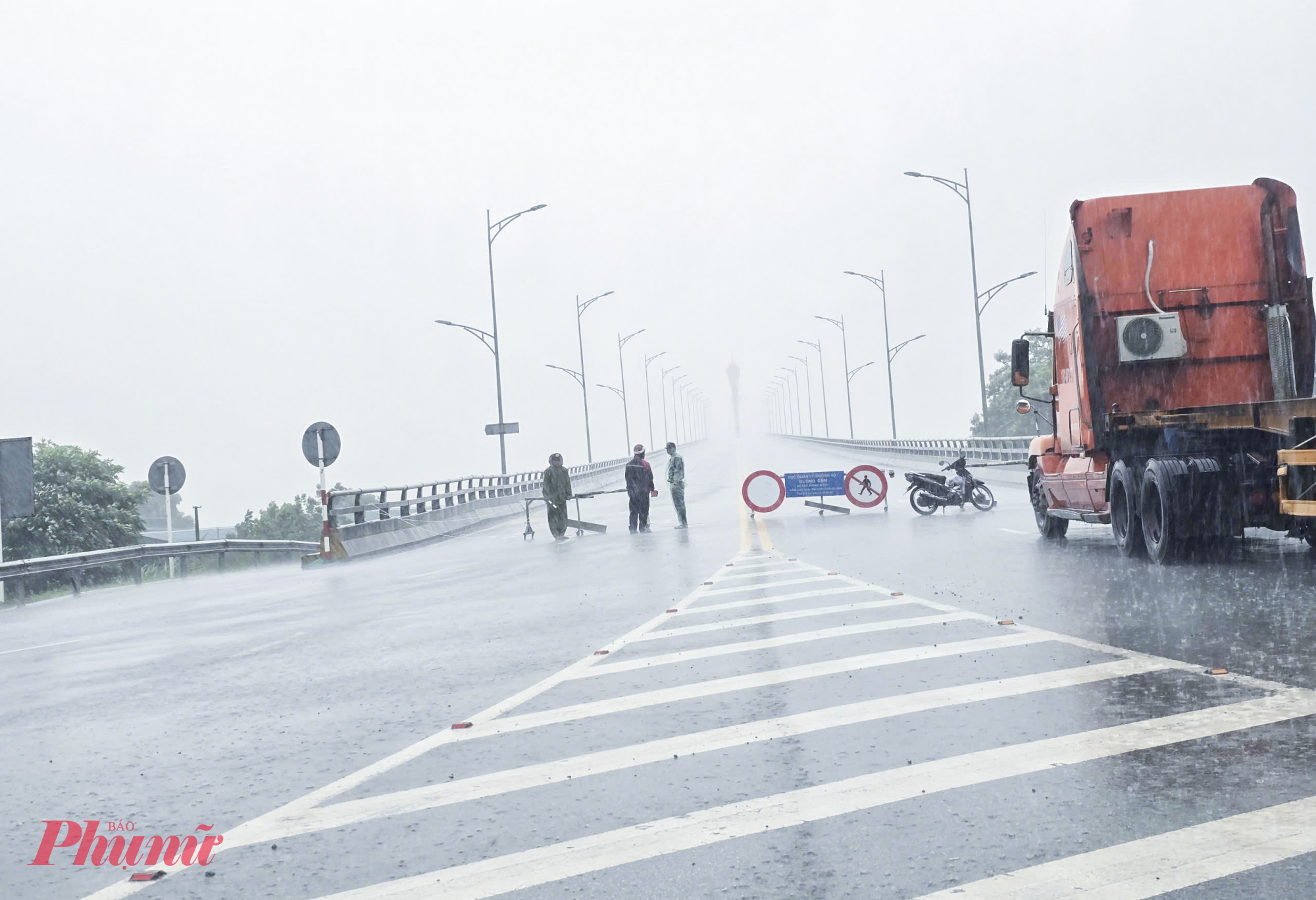 Quảng Trị, Nghệ An kịp thời ứng cứu tàu cá đứt neo, hạn chế người dân ra đường Lực lượng chức năng lập chốt, túc trực chặn người và phương tiện lưu thông qua cầu Cửa Hội nối liền 2 tỉnh Nghệ An và Hà Tĩnh.
