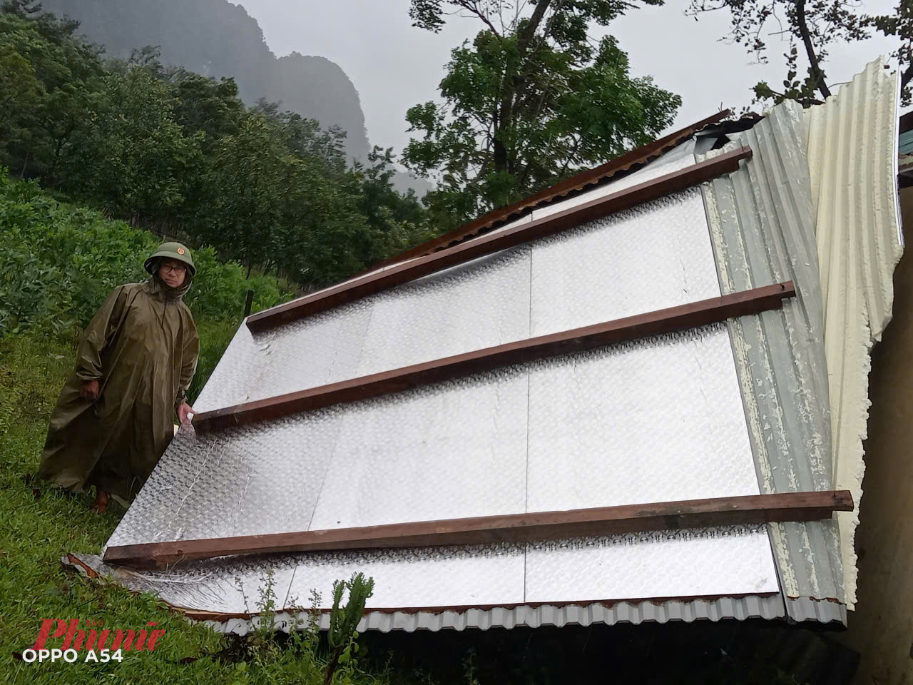 Ngôi nhà bà Cao Thị Nhàn bị tốc mái hoàn toàn
