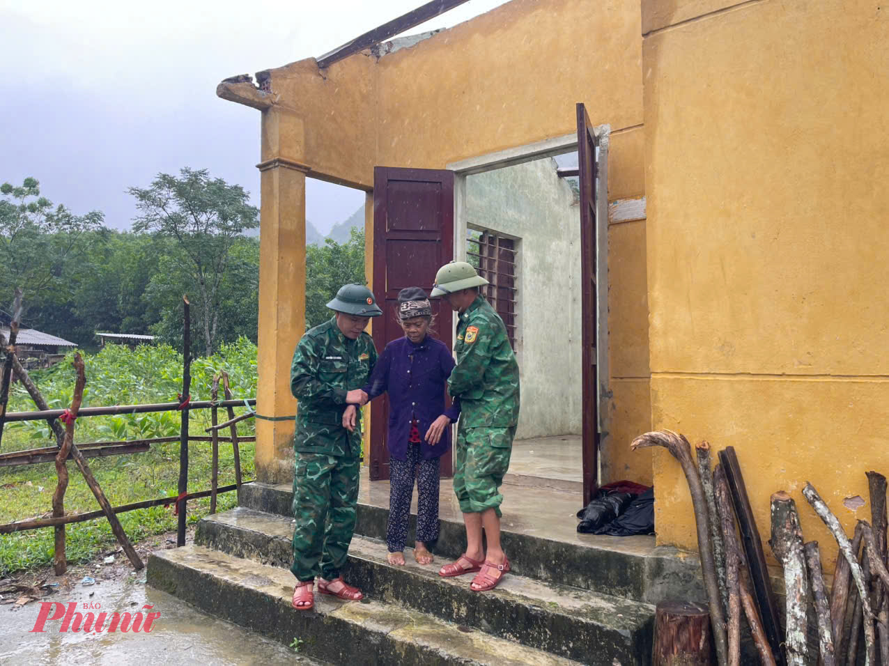 Bộ đội biên phòng hỗ trợ đưa giá đình bà Nhàn đến nơi tránh trú an toàn
