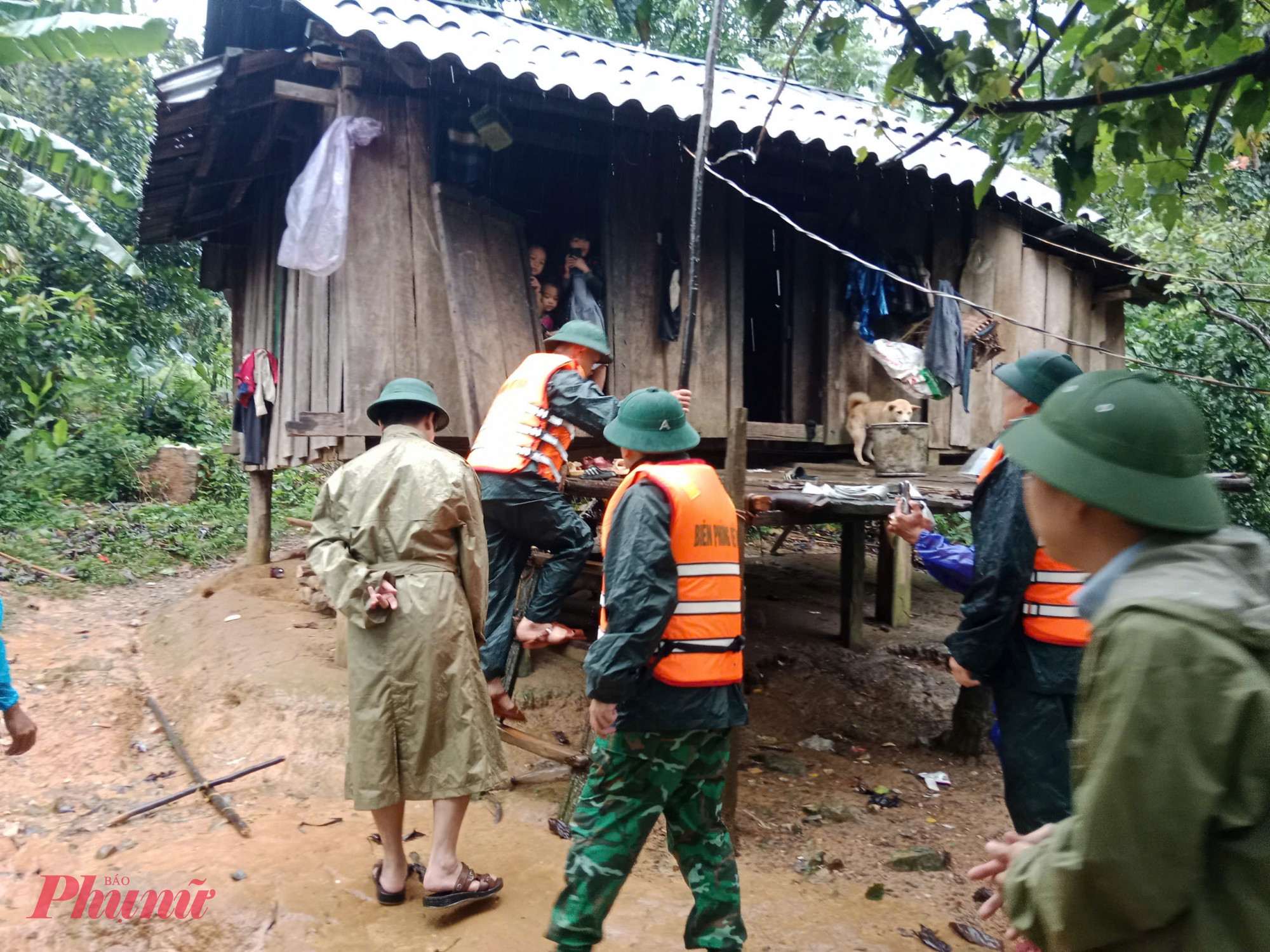 Đồn biên phòng Hướng Lập, kiểm tra phương án sẵn sàng di dời, đảm bảo tuyệt đối an toàn
