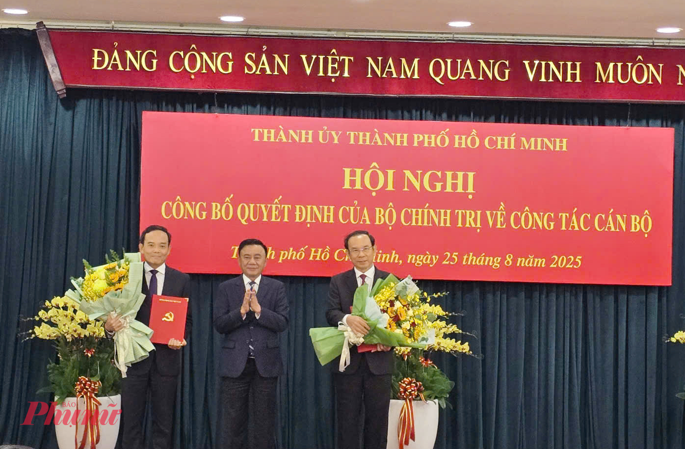 Trao quyết định nhân sự lãnh đạo TPHCM. Ông Trần Lưu Quang làm Bí thư Thành ủy TPHCM. Ông Nguyễn Văn Nên nhận nhiệm vụ Thường trực Tiểu ban Văn kiện Đại hội Đảng XIX