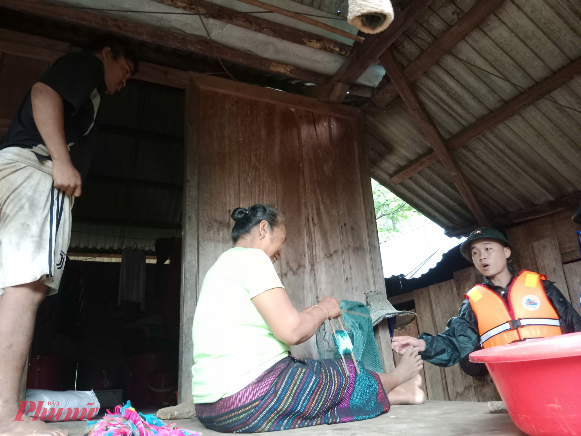 Bà con sẵn sàng hợp tác với các chiến sĩ đồn Biên phòng Hướng Lập sẵn sàng phương án di dời đến nơi ở an toàn