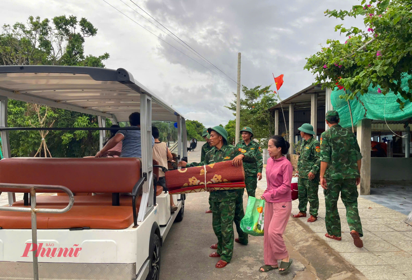 Quảng Trị, Nghệ An kịp thời ứng cứu tàu cá đứt neo, hạn chế người dân ra đường Người dân trên đảo Cồn Cỏ di chuyển vào hầm trú ẩn tránh bão từ chiều tối 24/8.