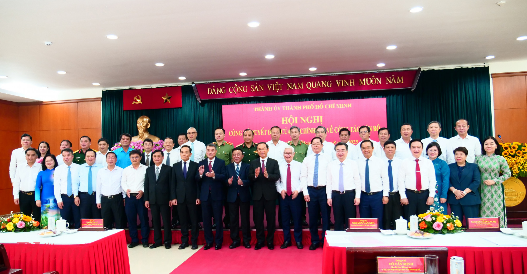 Đại biểu chụp hình lưu niệm tại hội nghị cùng với Tân Bí thư Thành ủy TPHCM Trần Lưu Quang và Ông Nguyễn Văn Nên - Thường trực Tiểu ban Văn kiện Đại hội Đảng XIV 