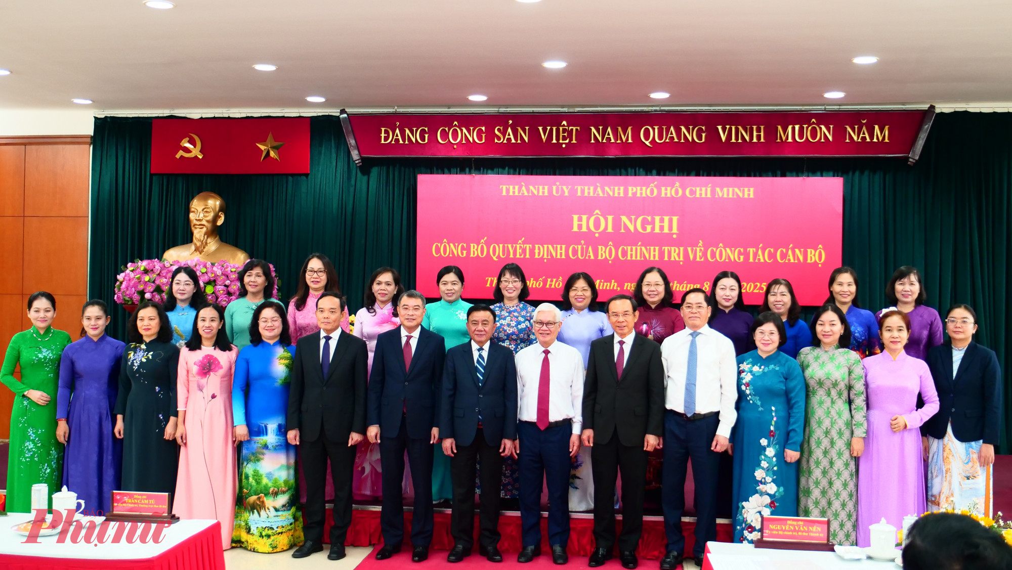Cán bộ nữ chụp hình lưu niệm cùng ân Bí thư Thành ủy TPHCM Trần Lưu Quang và Ông Nguyễn Văn Nên - Thường trực Tiểu ban Văn kiện Đại hội Đảng XIV và lãnh đạo TPHCM 