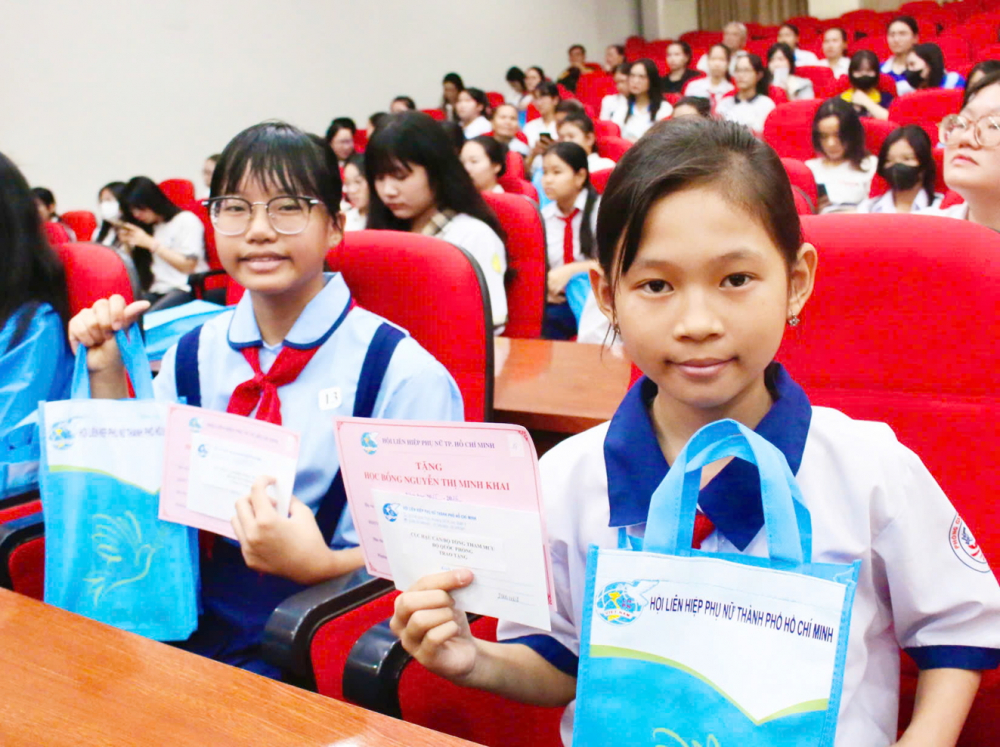Học bổng Nguyễn Thị Minh Khai: Nơi những ước mơ được chắp cánh Các em học sinh được nhận học bổng Nguyễn Thị Minh Khai năm học 2025-2026 - ẢNH: NGỌC TRĂM