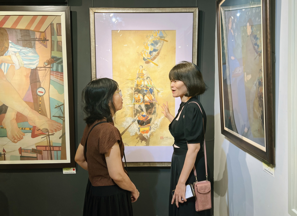 Công chúng thưởng lãm tranh lụa tại triển lãm Lụa diễn ra vào tháng 8/2025 tại TPHCM - ẢNH: DIỄM MI