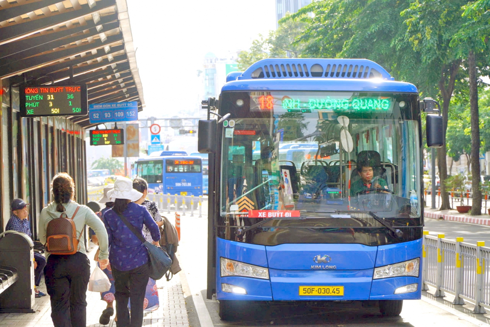 TPHCM bàn lộ trình khả thi để tiến tới 100% xe buýt điện Tuyến xe buýt điện số 18 (Bến Thành - chợ Hiệp Thành) vừa được đưa vào vận hành đầu tháng 8/2025 - ẢNH: THANH TÂM