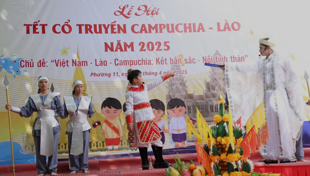 Nghệ sĩ Thanh Long biểu diễn cùng học trò của mình