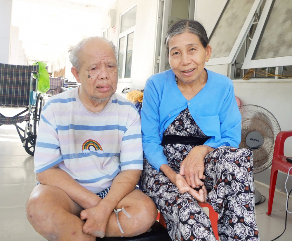 Nắng mới ở làng phong Vợ chồng ông Phạm Văn Lem, bà Phan Thị Hà