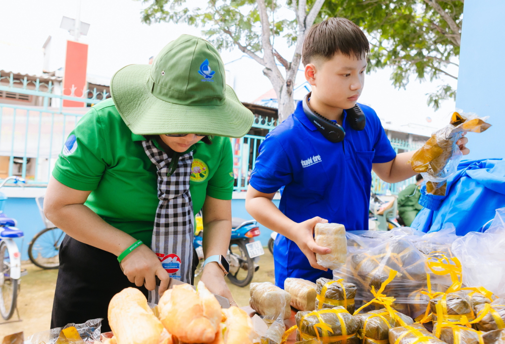 Giúp con trưởng thành bằng những trải nghiệm Để giúp con nhận ra giá trị của việc không ngừng hoàn thiện bản thân, tác giả cho con tham gia nhóm Tình nguyện xanh - Ảnh do tác giả cung cấp