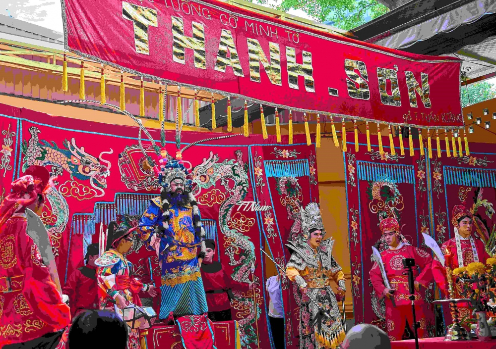 Thầy trò nghệ sĩ Thanh Sơn tham gia hát kỳ yên tại đình Thái Hưng - cái nôi của gia tộc Minh Tơ