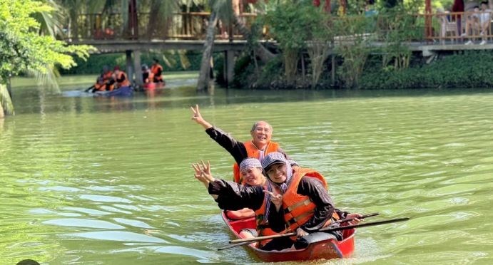 Không chỉ giải trí, Lan Vương còn mang đến những trải nghiệm gắn liền với đời sống sông nước miền Tây. Ẩm thực ở đây cũng phong phú với các món ăn đặc sản như cá tai tượng chiên xù, gỏi củ hũ dừa, bánh xèo miền Tây. Khung cảnh rợp bóng dừa cùng sự thân thiện của người dân khiến nơi này trở thành lựa chọn lý tưởng cho những chuyến đi dã ngoại, team building hay nghỉ ngơi cuối tuần.
