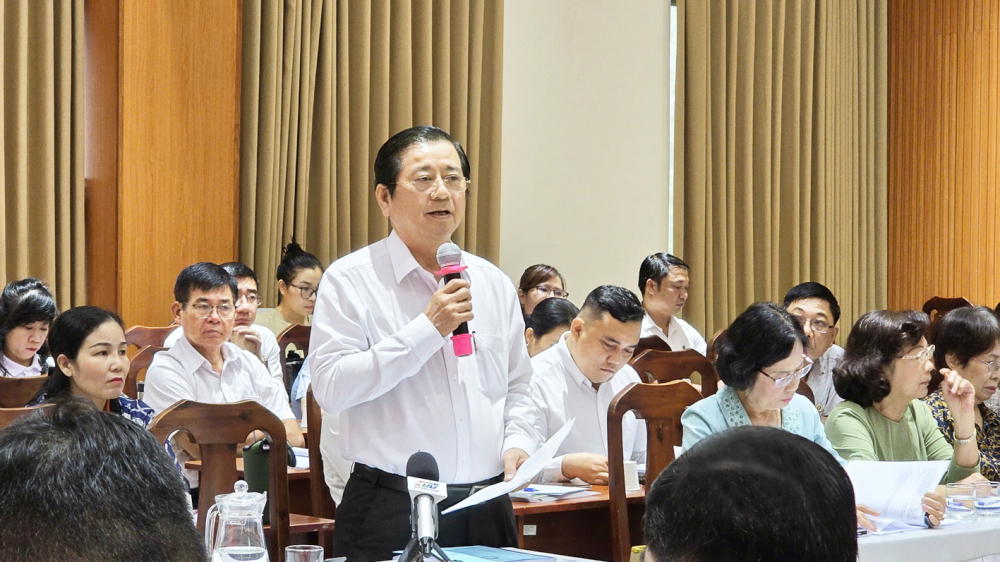 TPHCM bàn lộ trình khả thi để tiến tới 100% xe buýt điện Luật sự Nguyễn Văn Hậu - Phó chủ nhiệm Đoàn Luật sư TPHCM - phát biểu tại hội nghị - ẢNH: TRANG NGUYỄN