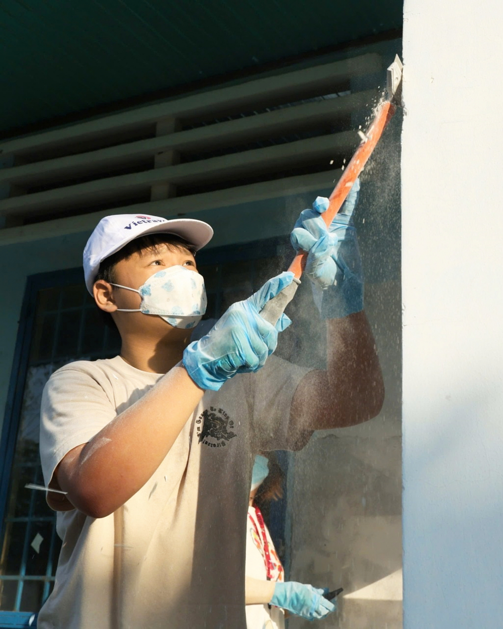 Giúp con trưởng thành bằng những trải nghiệm Con sủi từng mảng tường cũ kỹ, bong tróc để phủ lên những mảng màu rực rỡ cho lớp học ngày mai tươi sáng hơn - Ảnh do tác giả cung cấp