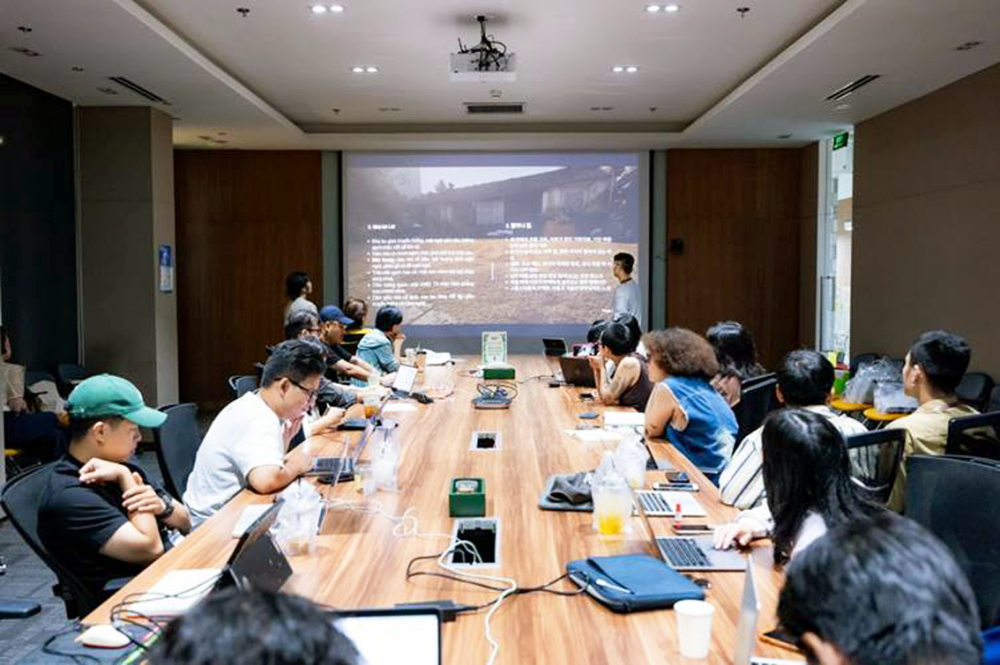 Các giảng viên KAFA và học viên cuộc thi “Dự án phim ngắn CJ 2025” thảo luận tại khóa học chuyên sâu - Nguồn ảnh: CGV