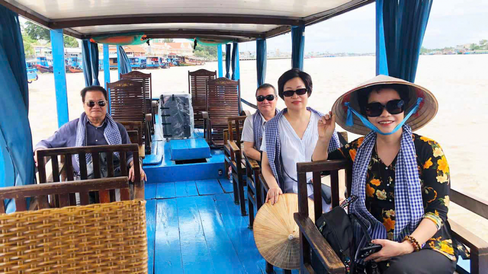 Đến với cù lao Thới Sơn, du khách sẽ có dịp ngồi trên những chiếc xuồng ba lá, được cô thôn nữ xinh xắn khua mái chèo điệu nghệ, xuôi theo những con lạch nhỏ ngoằn ngoèo, ngắm nhìn hàng dừa nước mọc san sát nhau hai bên bờ, những hàng thủy liễu xanh tươi nghiêng mình chào đón.   Hay du khách có thể dạo chơi quanh cồn trên chiếc xe đạp hay chiếc xe ngựa, hồi tưởng về chút kỷ niệm xa xưa… rồi tản bộ dọc theo những lối quê, đến thăm vườn cây ăn trái, tham quan làng nghề truyền thống như: Làm kẹo, làm bánh tráng, nuôi ong. 