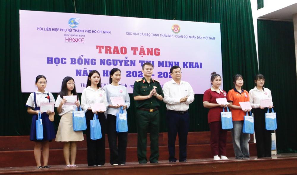 Học bổng Nguyễn Thị Minh Khai: Nơi những ước mơ được chắp cánh Ông Phan Hồng Ân (thứ tư từ phải qua) - Phó chủ tịch MTTQ Việt Nam TPHCM và thiếu tướng Vương Tuấn Sơn (thứ năm từ phải qua) - Cục trưởng Cục Hậu cần (Bộ Tổng tham mưu, Bộ Quốc phòng) - trao học bổng cho các em học sinh - ẢNH: NGỌC TRĂM