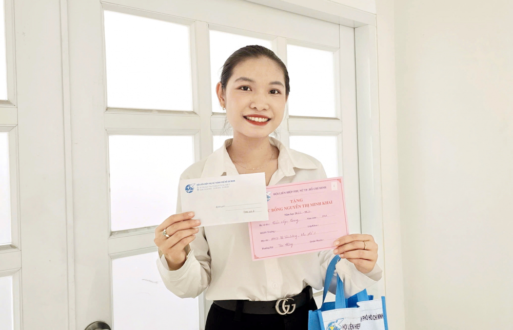 Học bổng Nguyễn Thị Minh Khai: Nơi những ước mơ được chắp cánh Niềm vui của cô sinh viên Trần Ngọc Trang khi nhận được học bổng Nguyễn Thị Minh Khai, năm học 2025-2026 - ẢNH: THIÊN ÂN