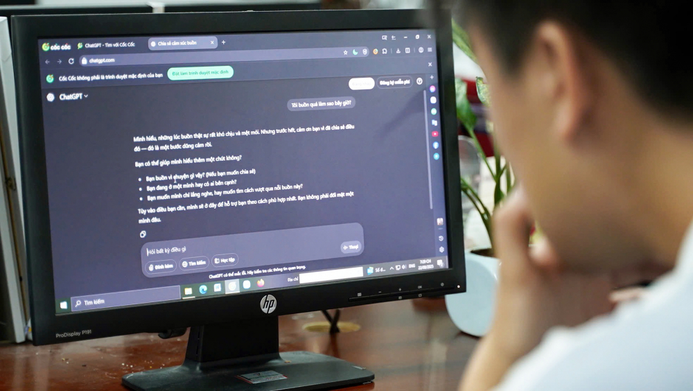 Hoàng Nam thường xuyên tâm tình cùng AI - ẢNH: NHÃ CHÂN