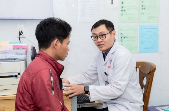 Thạc sĩ, bác sĩ CK1 Hoàng Quốc Anh, Bệnh viện Chấn thương chỉnh hình thăm khám cho người dân tại Côn Đảo, ảnh SYT