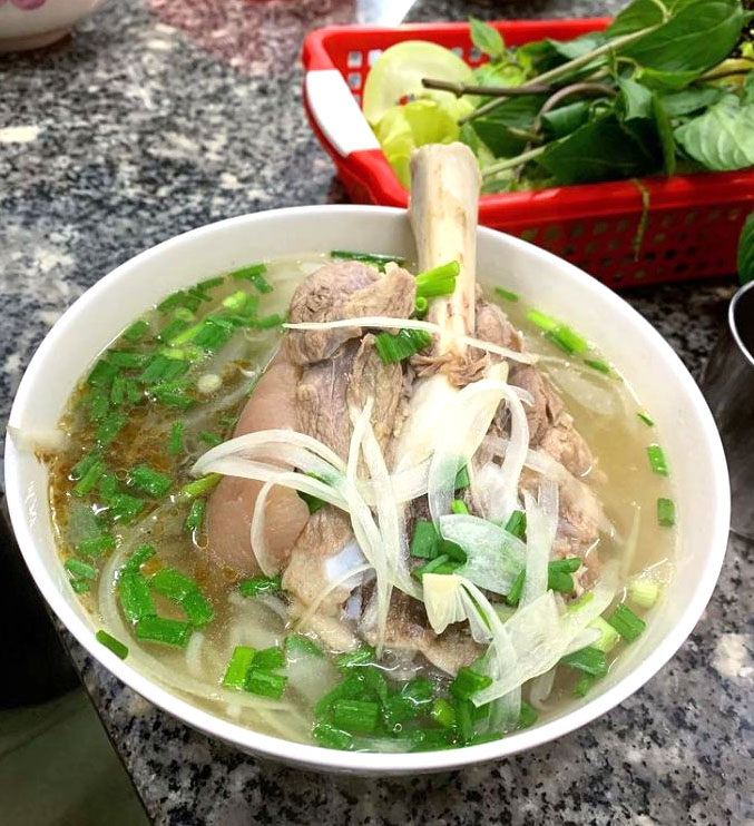Một nửa Đắk Lắk…yêu thương Bún chìa, ưng bụng nhất là cục giò “mập hơn mình” nửa nạc nửa mỡ ôm cục xương