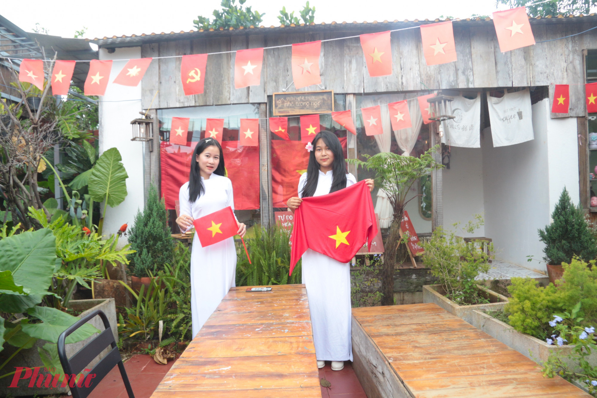 Những ngày gần đây, một quán cà phê ở thôn Bình Hòa (xã Krông Ana, tỉnh Đắk Lắk) đã trở thành điểm hẹn đặc biệt, thu hút đông đảo người dân, nhất là giới trẻ. Điều tạo nên sức hút chính là không gian tái hiện ký ức ngày Quốc khánh 2/9, vừa gần gũi, vừa thiêng liêng.