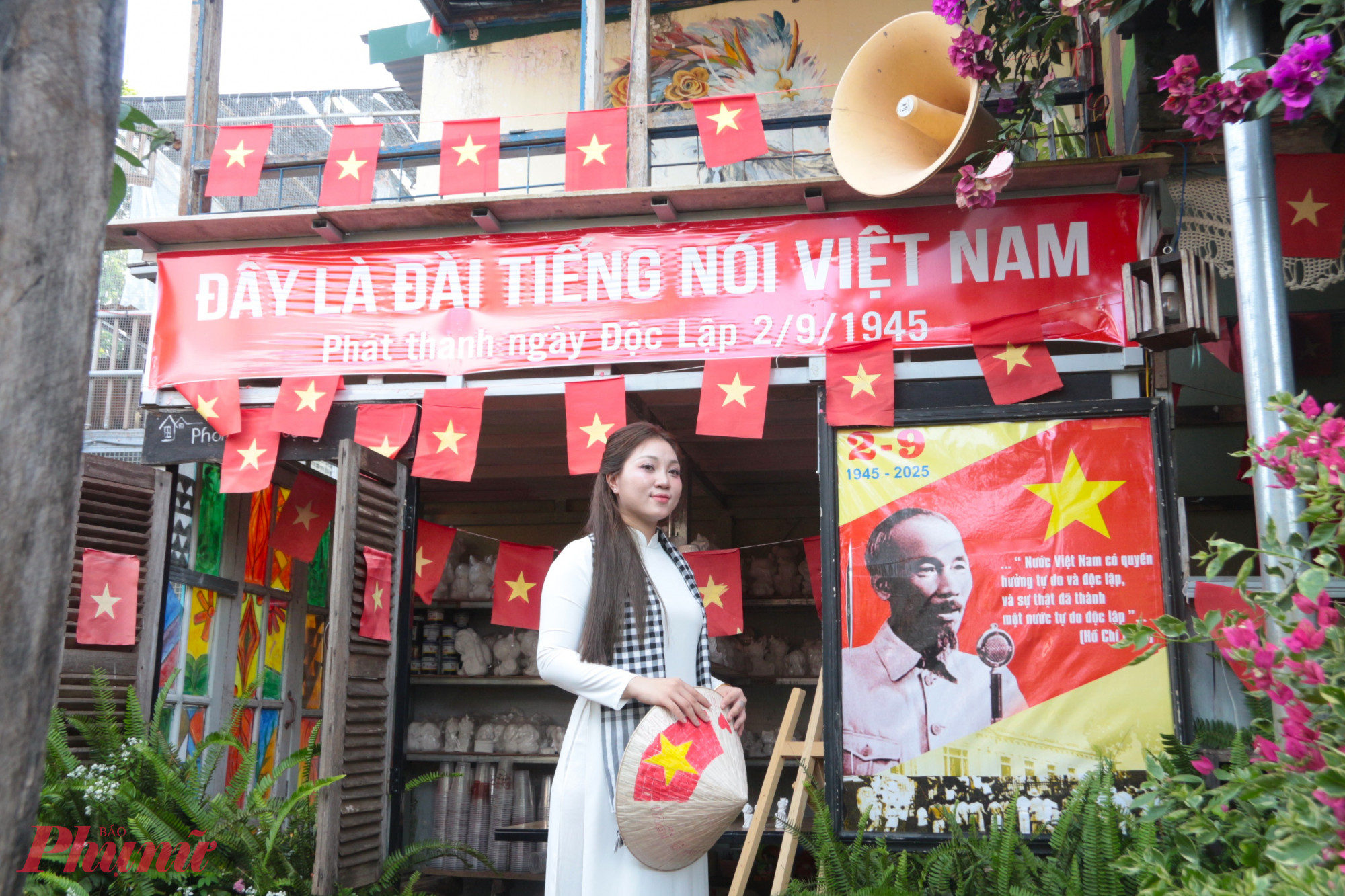 Ngay lối vào, là một không gian căn nhà gỗ, có đặt chiếc loa phát thanh cổ. Bên dưới là dòng chữ “Đây là đài tiếng nói Việt Nam, phát thanh ngày Độc lập 2/9/1945” khiến nhiều người như được trở lại thời khắc lịch sử quan trọng của đất nước. 