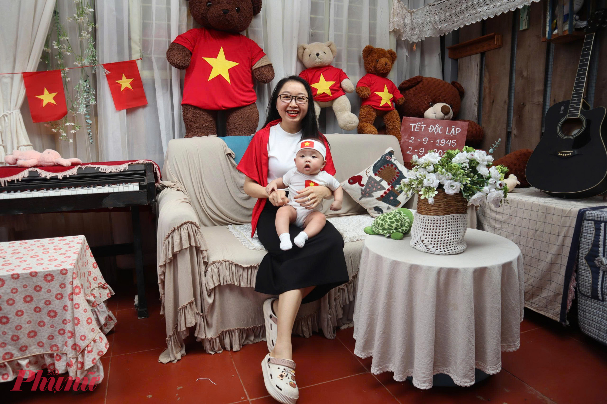 Vào tháng 10/2024, ngoài công việc đứng lớp, chị mở quán cà phê rộng 400 m² ngay tại thôn Bình Hòa, với mong muốn tạo nên một không gian yên tĩnh để học sinh có thể học tập, trải nghiệm các hoạt động nghệ thuật, đồng thời nuôi dưỡng tình yêu quê hương đất nước cho các thế hệ trẻ.