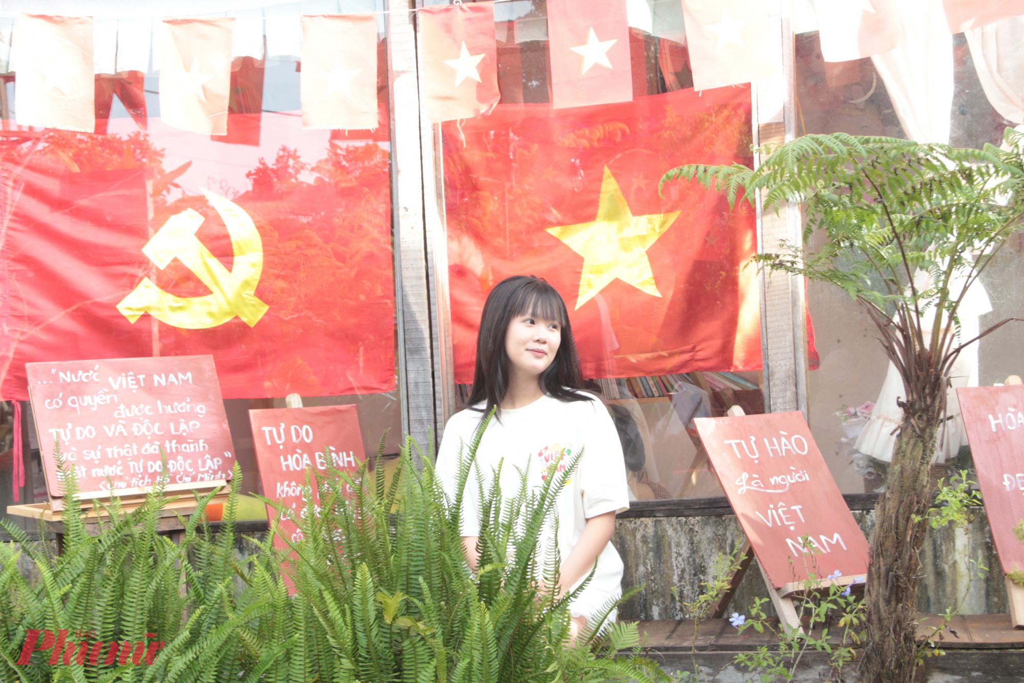 Đặc biệt, hình ảnh lá cờ đỏ sao vàng xuất hiện khắp nơi, tạo nên sắc màu chủ đạo cho không gian. 