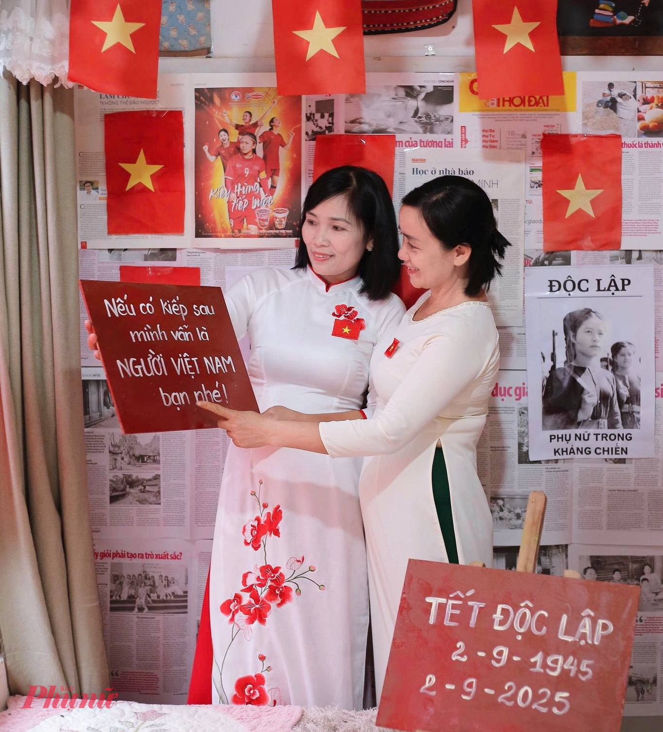 Du khách thích thú khi được chụp ảnh cùng với những câu nói khơi dậy tình yêu nước, niềm tự hào dân tộc 
