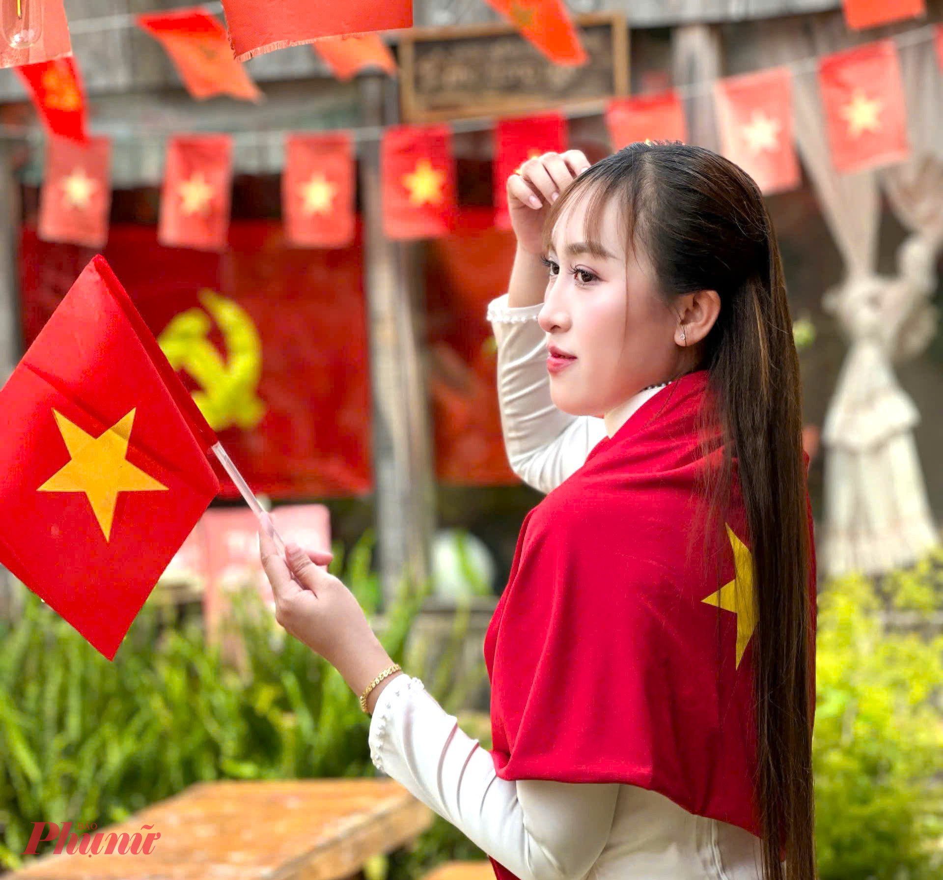 Chị Vân Anh lý giải: “Trong ngày Quốc khánh, cờ Tổ quốc là biểu tượng thiêng liêng. Do đó, tôi đã tự tay làm rất nhiều lá cờ với các kích thước khác nhau, chọn sắc đỏ bầm (màu huyết dụ) để gợi nhắc đến máu của cha ông đã đổ xuống vì độc lập, tự do cho đất nước hôm nay. Từ đó, tôi muốn thế hệ trẻ cảm nhận rõ hơn giá trị của ngày Độc lập”.
