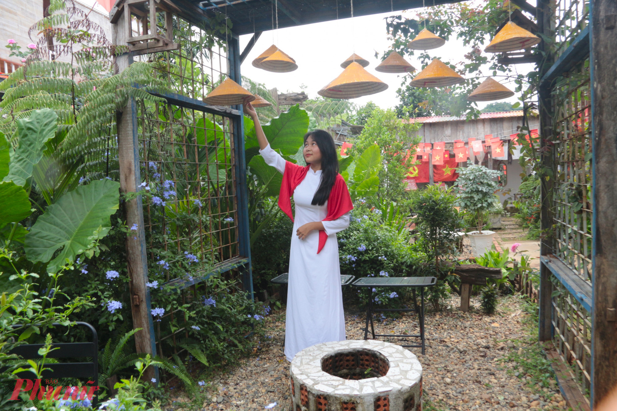 Từ ý tưởng đó, quán cà phê thường xuyên được chị trang hoàng theo từng sự kiện kỷ niệm các dấu mốc lịch sử trọng đại, như ngày Giải phóng miền Nam, thống nhất đất nước 30/4 hay Quốc khánh 2/9. “Thông qua những không gian này, tôi muốn truyền cảm hứng yêu nước cho các em học sinh, để việc giáo dục trở nên sinh động và hiệu quả hơn”, chị Vân Anh chia sẻ.