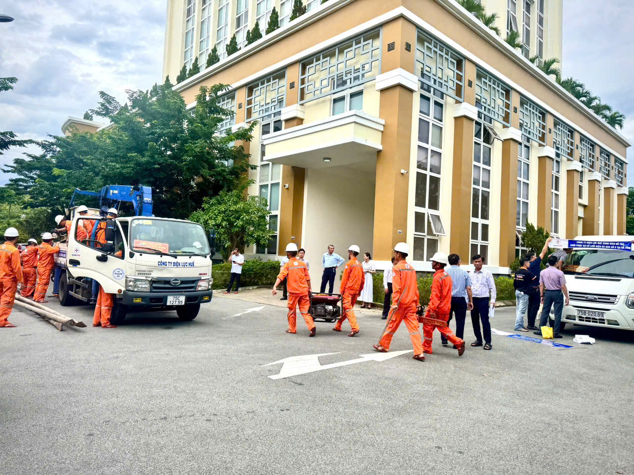 Tổng công ty Điện lực miền Trung cử hơn 200 nhân lực và phương tiện hỗ trợ Hà Tĩnh_Ảnh: EVNCPC.