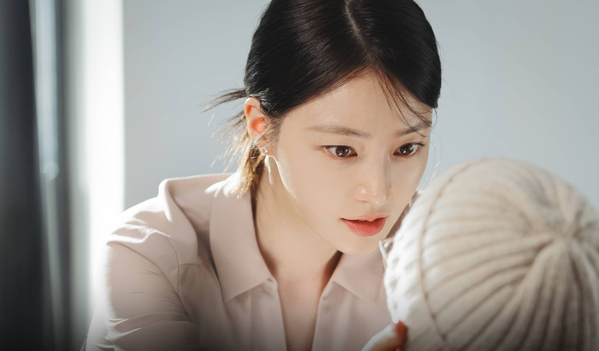 Vụ tố  cáo  khiến  Song  Ha-yoon  bị  phản  ứng dữ dội, sự  nghiệp  chững  lại  sau  thành  công  đầu  tiên  ở  phim  mary  may  husband