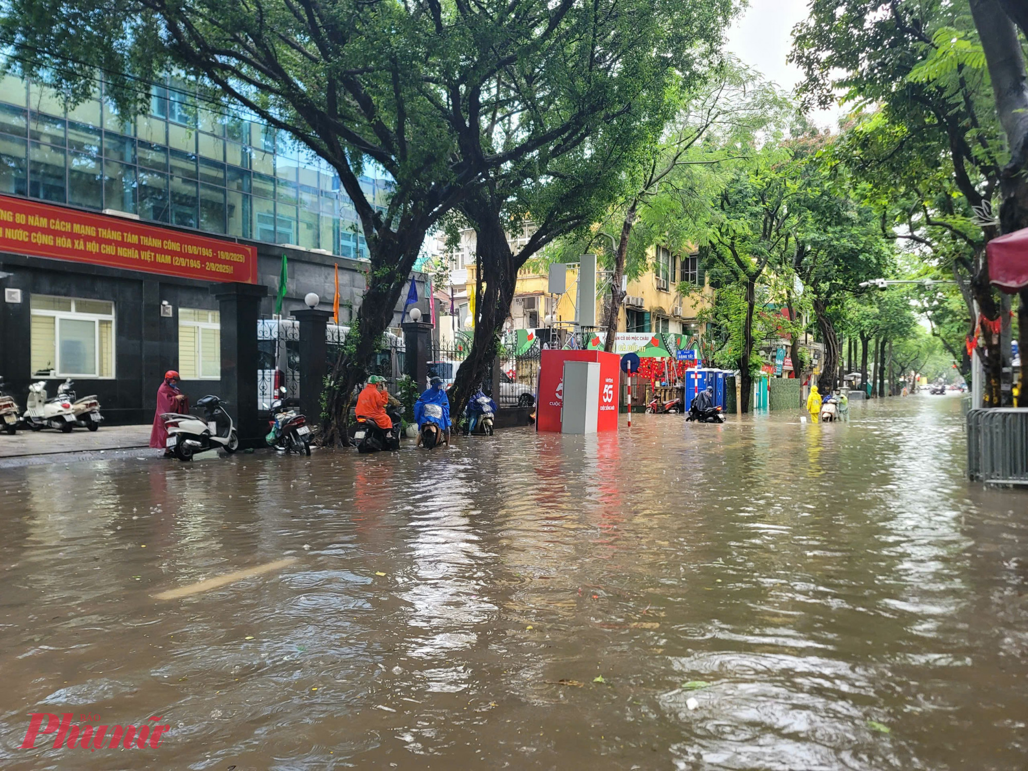 Theo Trung tâm Khí tượng thủy văn Quốc gia, sáng 26/8, bão số 5 suy yếu thành áp thấp nhiệt đới trên khu vực Trung Lào. Trong ngày và tối 26/8, Hà Nội tiếp tục xuất hiện mưa to kèm theo dông.