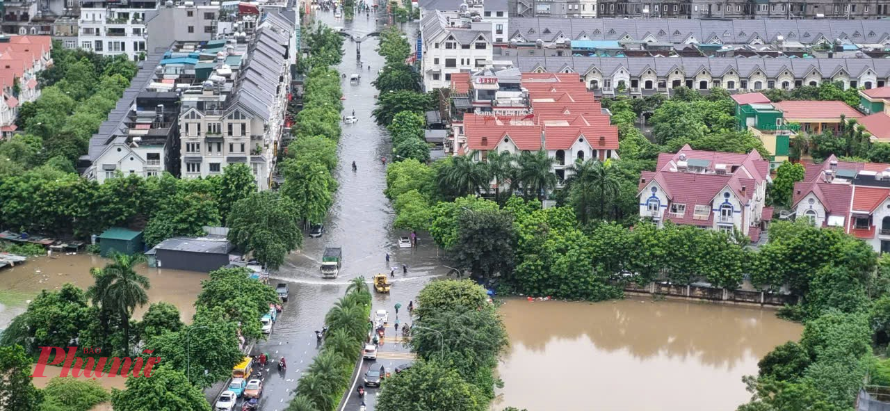 Nhiều trường học trên địa bàn Hà Nội đã phải ra thông báo nghỉ học vào sáng ngày 26/8 do đường tắc, ngập lụt, tiềm ẩm nguy cơ mất an toàn trong quá trình di chuyển. 