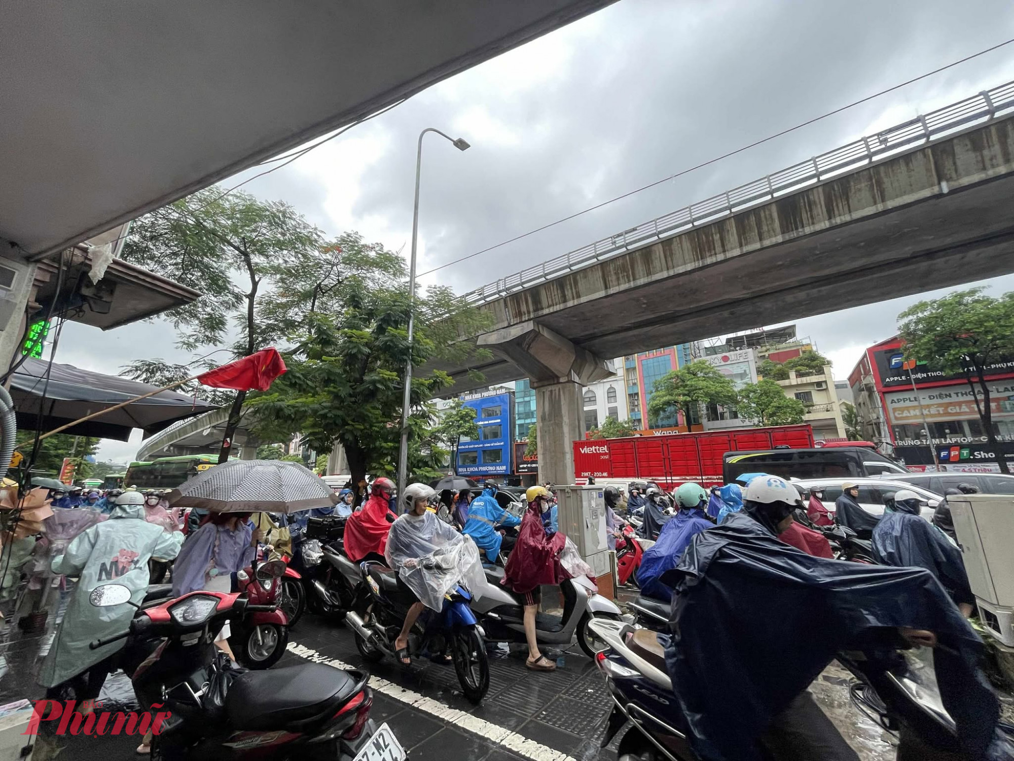 Không ít người lao động cũng phải xin nghỉ làm do nhà nằm ở khu vực ngập sâu, không thể di chuyển tới cơ quan.