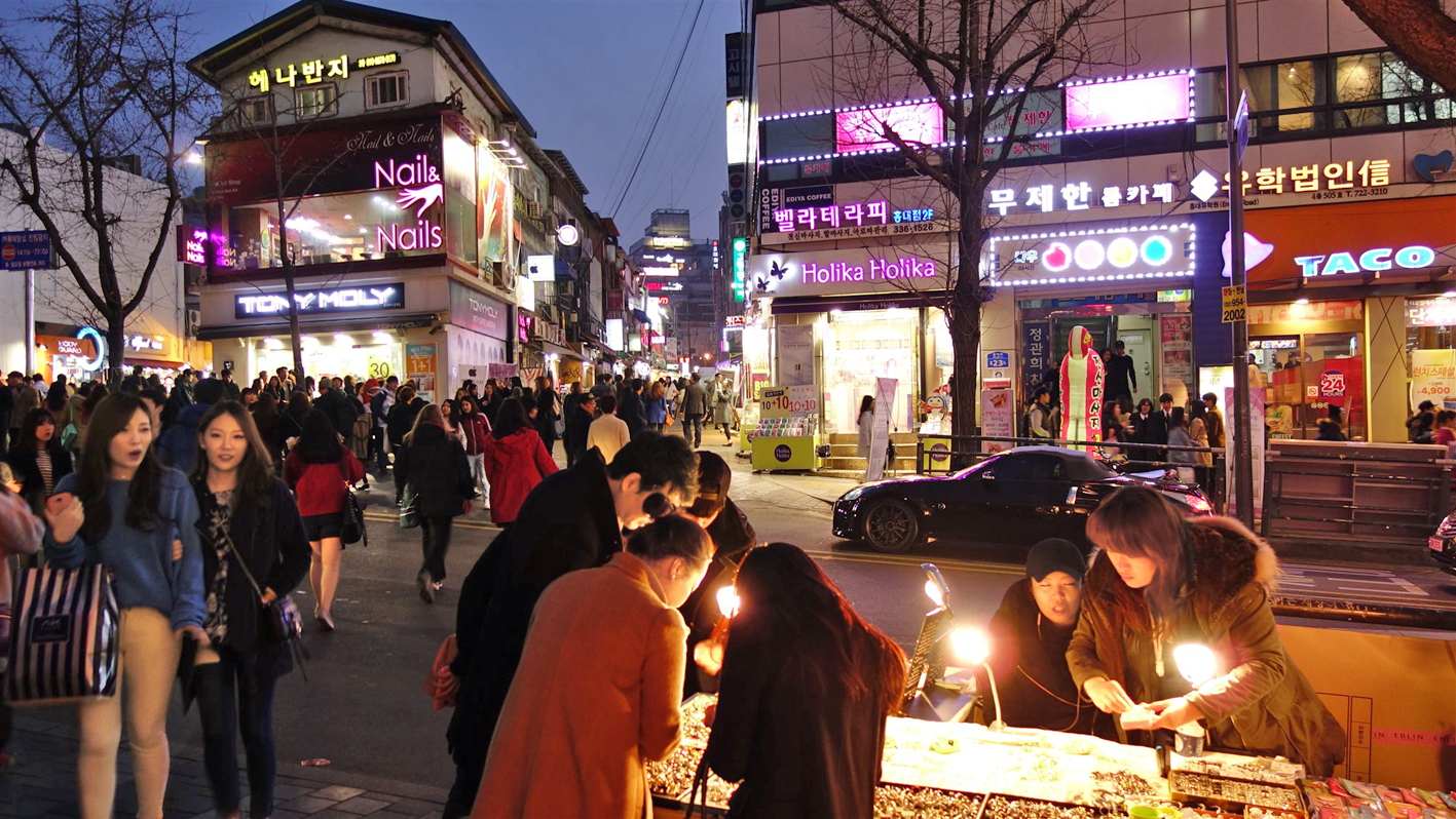 Hongdae (Mapo, Seoul) - trung tâm mua sắm đa dạng các sản phẩm K-pop, K-drama - luôn thu hút đông đảo du khách - Nguồn ảnh: Internet