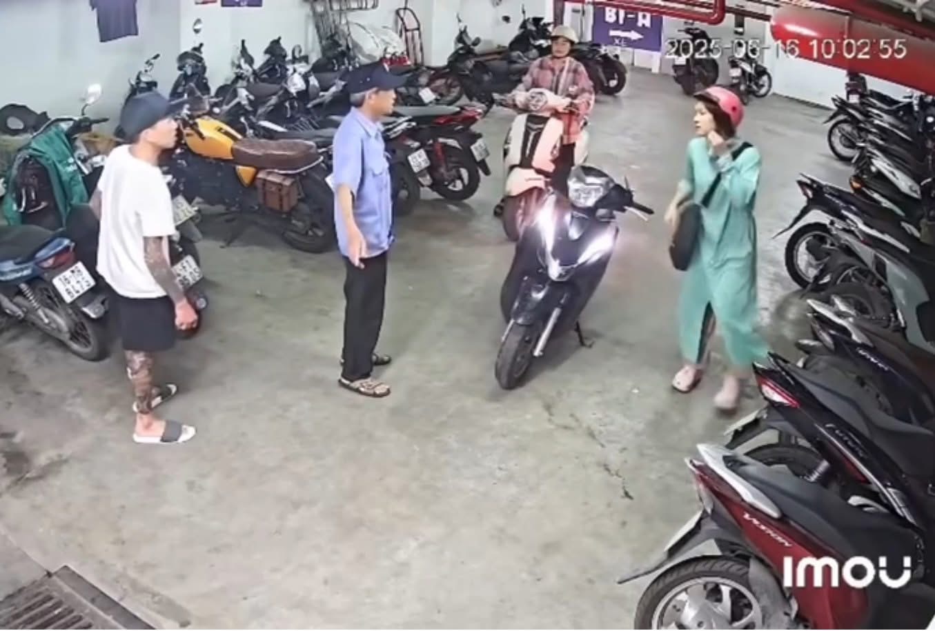 Vụ tranh cãi giữa thanh niên xăm trổ và một người phụ nữ tại bãi giữ xe đang được lan truyền trên mạng xã hội - Ảnh: Cắt từ clip của camera 
