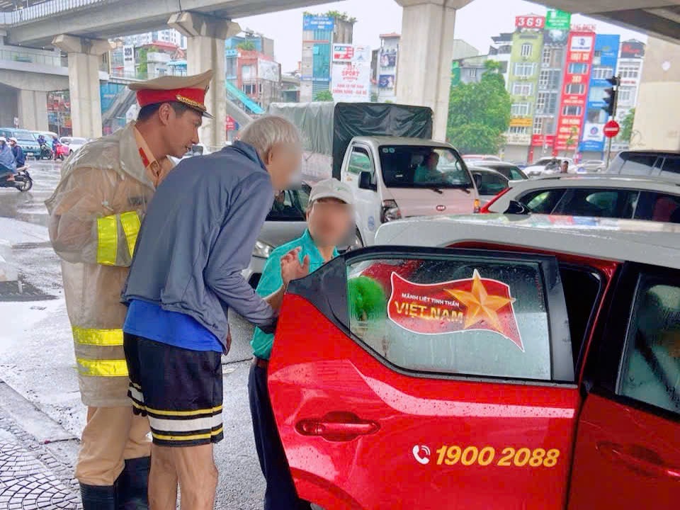 Gia đình đến đón cụ T. về tại chốt CSGT.