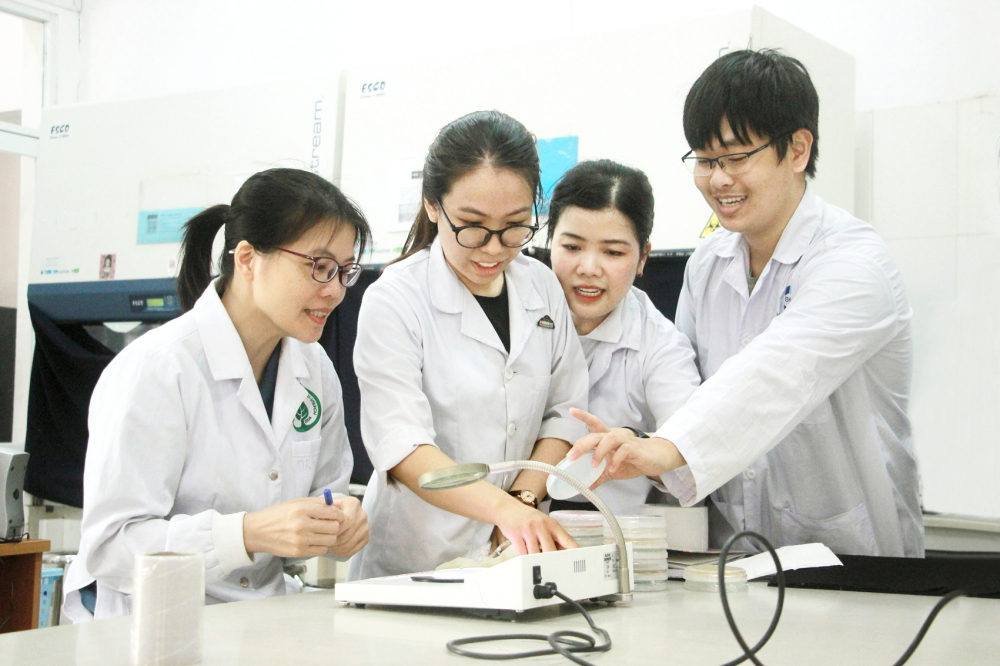Làm sao để nâng vị thế phụ nữ Việt trong khoa học? - Bài cuối: Xây hệ sinh thái bao trùm để phụ nữ là chủ thể sáng tạo Phó giáo sư, tiến sĩ Nguyễn Thị Thu Hoài (bìa trái) - giảng viên Trường đại học Quốc tế (Đại học Quốc gia TPHCM) - hướng dẫn nhóm sinh viên ngành công nghệ sinh học làm nghiên cứu - Ảnh: Nguyễn Loan