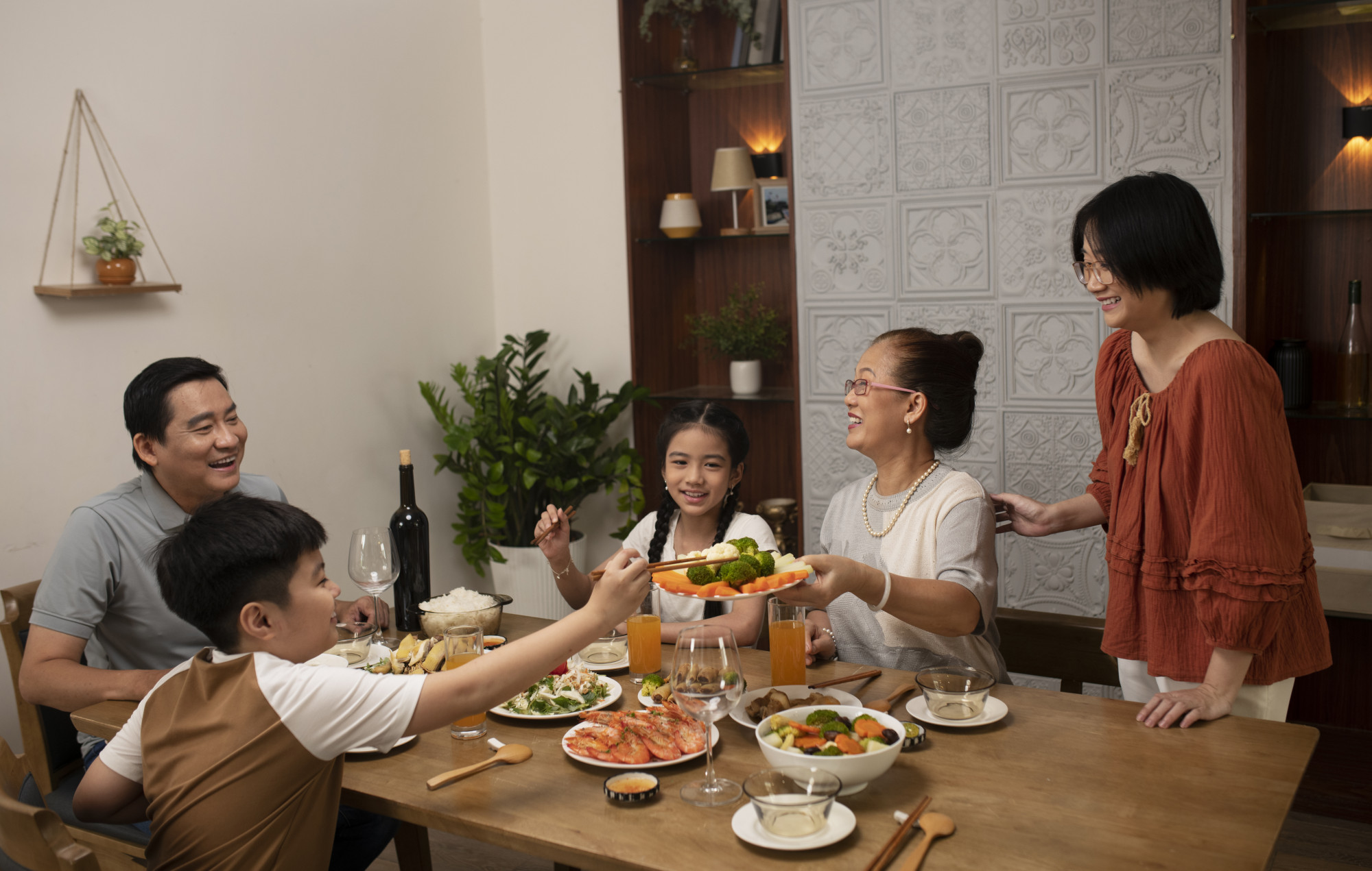 Không khí sum vầy vui vẻ mỗi lần con cháu về quê ( Ảnh minh họa:  Freepik)