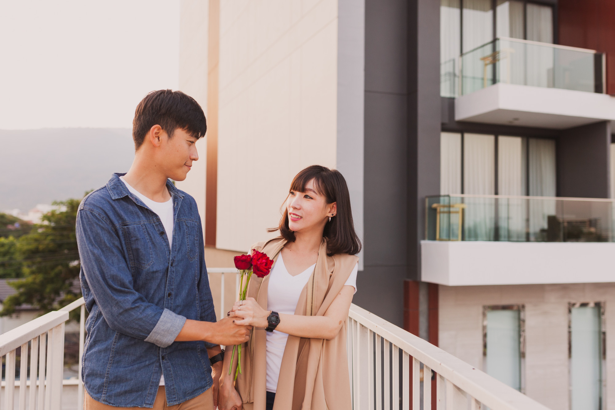 Sự chu đáo của Quân trong mỗi chuyến đi khiến Hà cảm động - Ảnh minh họa: Frepik