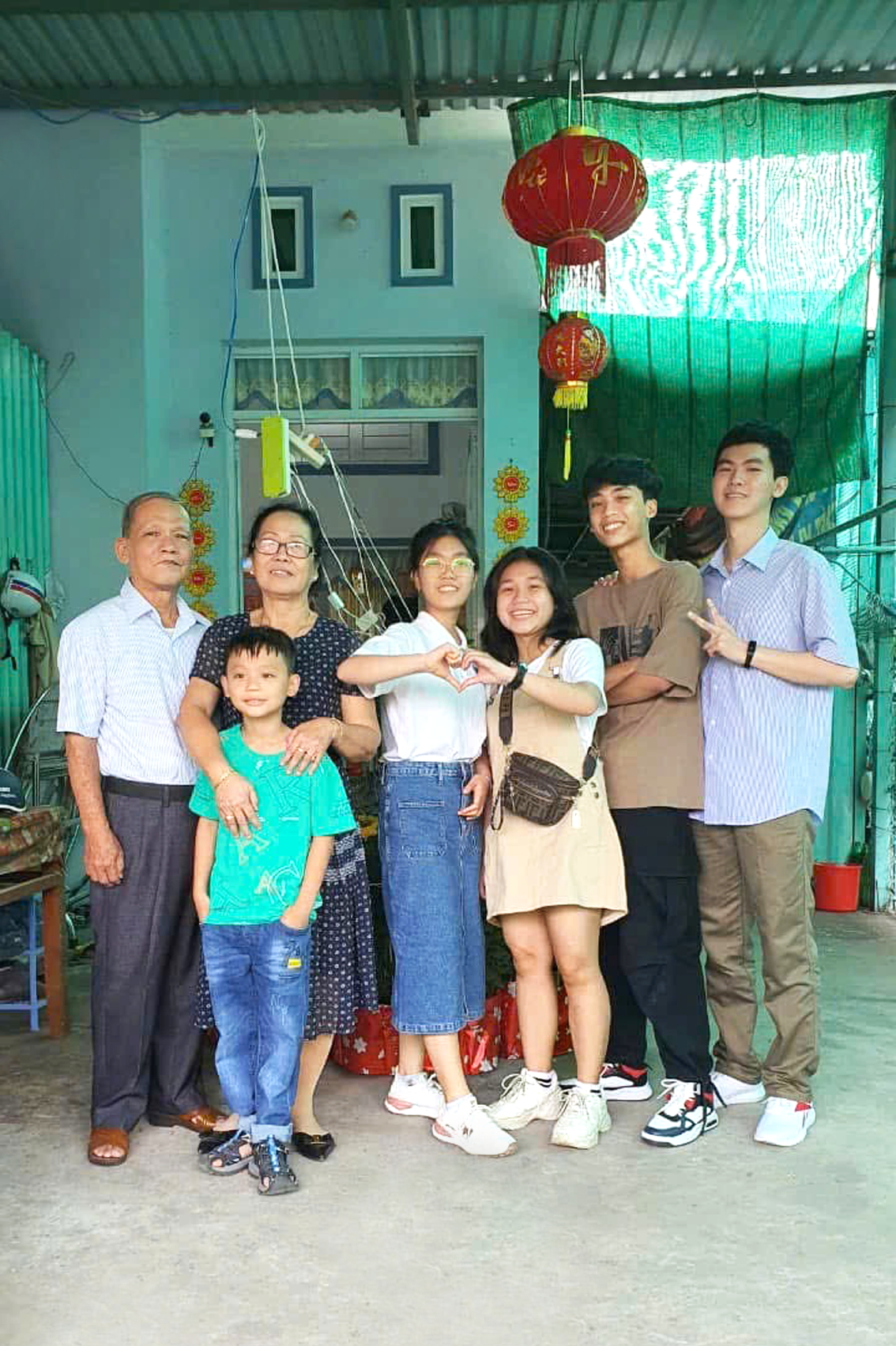 Ba mẹ và các con cháu - Ảnh do tác giả cung cấp