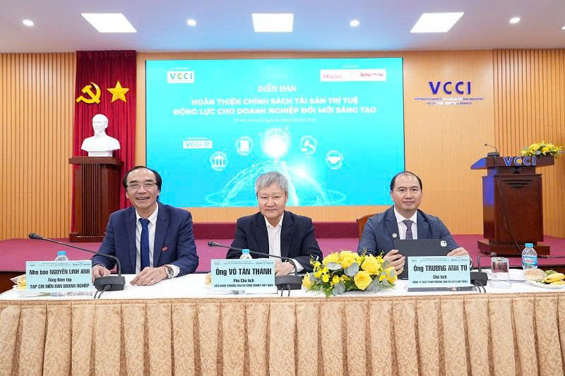Các chuyên gia, diễn giả tham dự diễn đàn 
